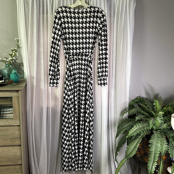 Flowy statement piece dress! - Picture 3 of 6